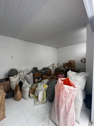CASA EM RUA PÚBLICA NA ATALAIA