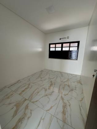 CASA EM RUA PÚBLICA NA ATALAIA