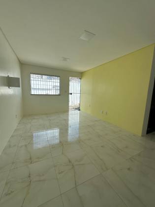 CASA EM RUA PÚBLICA NA ATALAIA