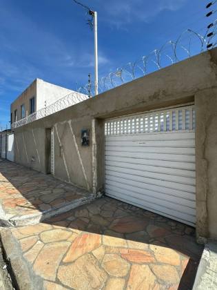 CASA EM RUA PÚBLICA NA ATALAIA