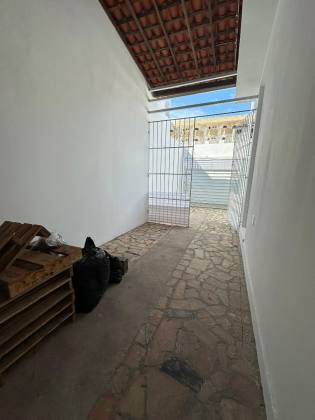 CASA EM RUA PÚBLICA NA ATALAIA