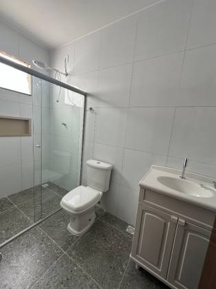 CASA EM RUA PÚBLICA NA ATALAIA