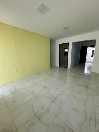 CASA EM RUA PÚBLICA NA ATALAIA
