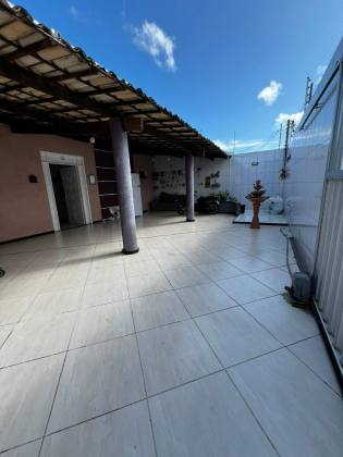 CASA EM RUA PÚBLICA NA ARUANA