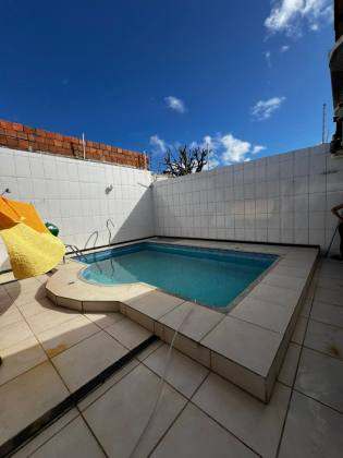 CASA EM RUA PÚBLICA NA ARUANA