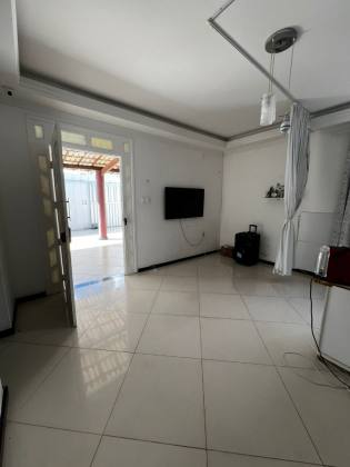 CASA EM RUA PÚBLICA NA ARUANA