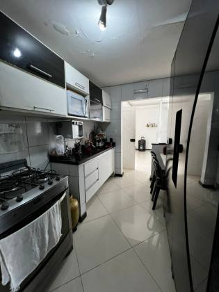 CASA EM RUA PÚBLICA NA ARUANA