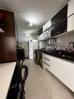 CASA EM RUA PÚBLICA NA ARUANA