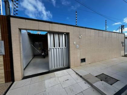 CASA EM RUA PÚBLICA NA ARUANA