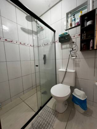 CASA EM RUA PÚBLICA NA ARUANA