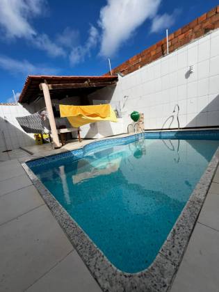CASA EM RUA PÚBLICA NA ARUANA