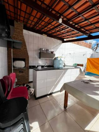CASA EM RUA PÚBLICA NA ARUANA