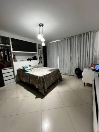 CASA EM RUA PÚBLICA NA ARUANA