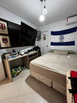 CASA EM RUA PÚBLICA NA ARUANA