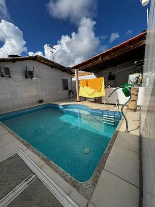 CASA EM RUA PÚBLICA NA ARUANA