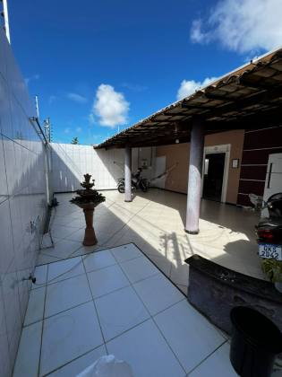 CASA EM RUA PÚBLICA NA ARUANA