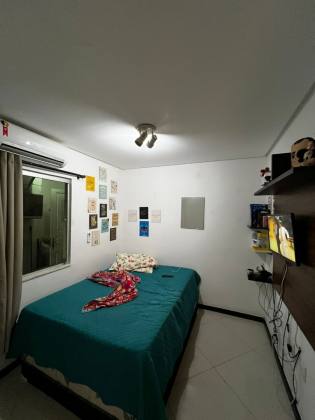 CASA EM RUA PÚBLICA NA ARUANA
