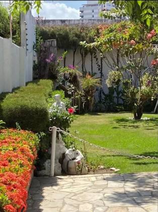 CASA EM RUA PÚBLICA - JARDINS
