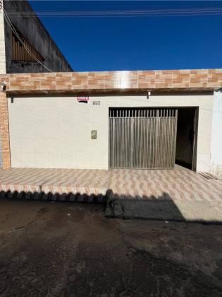 CASA EM RUA PÚBLICA - EDUARDO GOMES