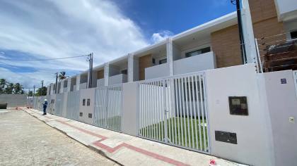 CASA EM RUA PÚBLICA - ESPAÇO TROPICAL