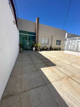 CASA EM RUA PÚBLICA - JABOTIANA