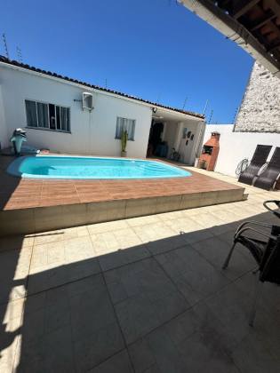 CASA EM RUA PÚBLICA - JABOTIANA