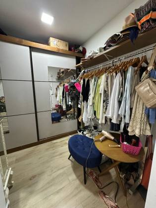 CASA EM RUA PÚBLICA NA ARUANA