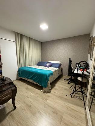 CASA EM RUA PÚBLICA NA ARUANA