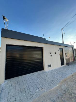 CASA EM RUA PÚBLICA NA ARUANA