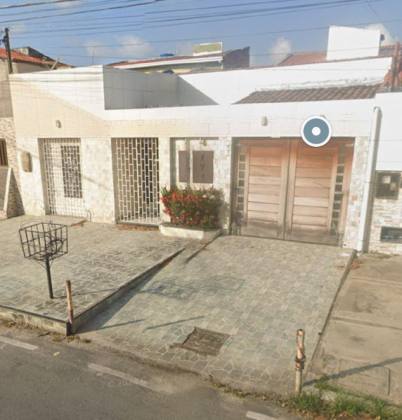 CASA EM RUA PÚBLICA - AEROPORTO