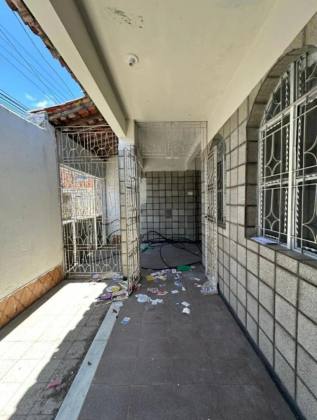CASA EM RUA PÚBLICA - PONTO NOVO