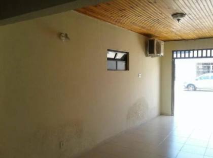 CASA EM RUA PÚBLICA - SIQUEIRA CAMPOS