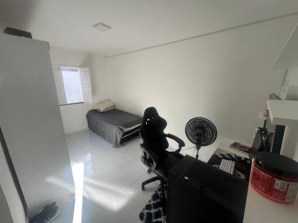 CASA EM RUA PÚBLICA - FAROLÂNDIA