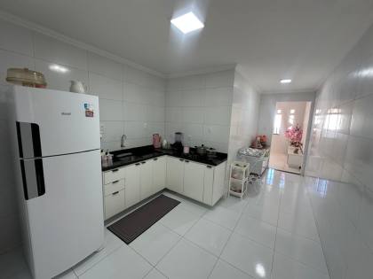 CASA EM RUA PÚBLICA - FAROLÂNDIA