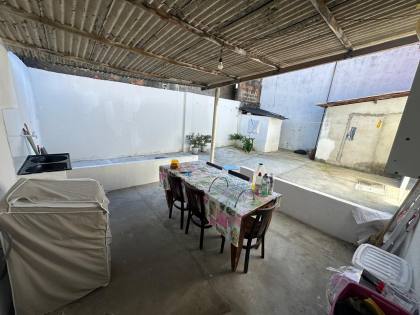 CASA EM RUA PÚBLICA - FAROLÂNDIA