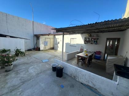 CASA EM RUA PÚBLICA - FAROLÂNDIA