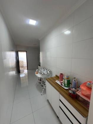 CASA EM RUA PÚBLICA - FAROLÂNDIA