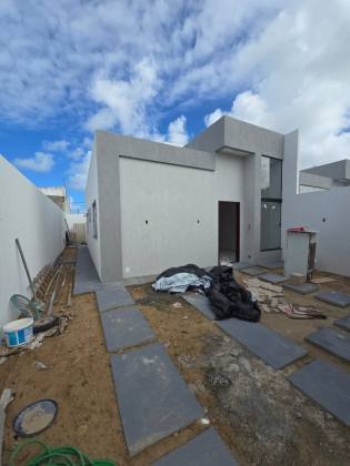 CASA EM RUA PÚBLICA - LUAR DA BARRA