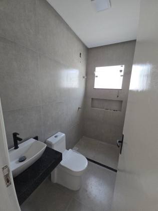 CASA EM RUA PÚBLICA - LUAR DA BARRA