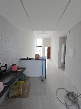 CASA EM RUA PÚBLICA - LUAR DA BARRA
