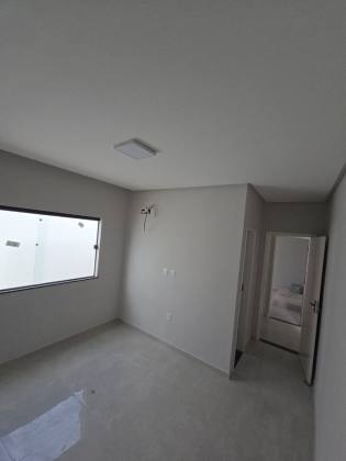 CASA EM RUA PÚBLICA - LUAR DA BARRA