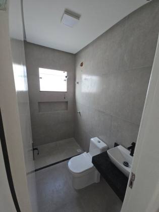 CASA EM RUA PÚBLICA - LUAR DA BARRA