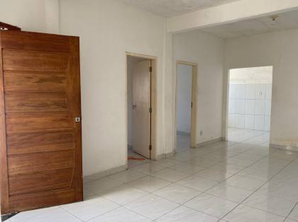 CASA EM RUA PÚBLICA NA COROA DO MEIO