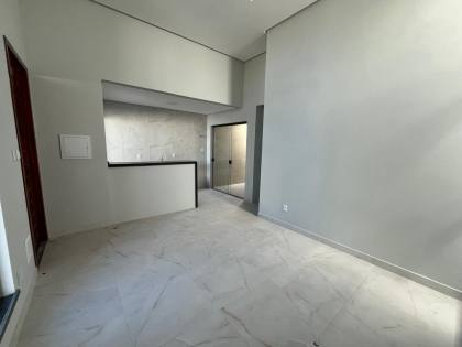 CASA EM RUA PÚBLICA - LUAR DA BARRA