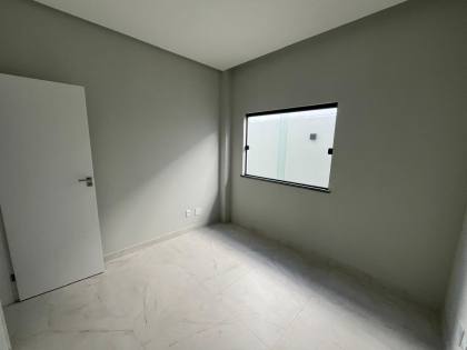 CASA EM RUA PÚBLICA - LUAR DA BARRA