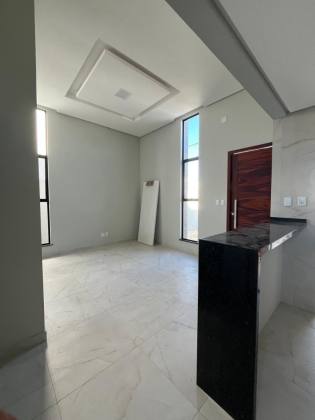 CASA EM RUA PÚBLICA - LUAR DA BARRA