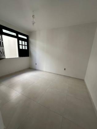 CASA DE ESQUINA Á 300 METROS DOS LAGOS DA ORLA