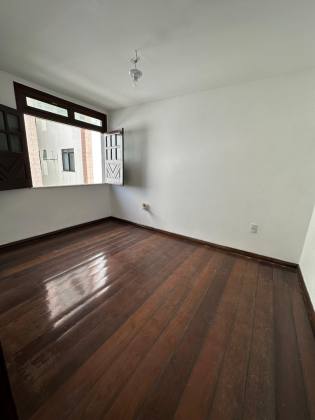 CASA DE ESQUINA Á 300 METROS DOS LAGOS DA ORLA
