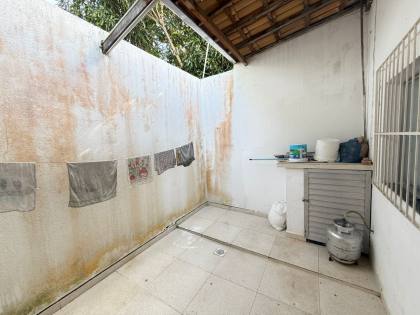 CASA EM RUA PÚBLICA - BAIRRO AREIA BRANCA