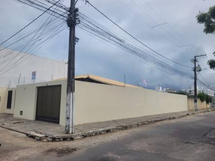 Casa de esquina na Aruana